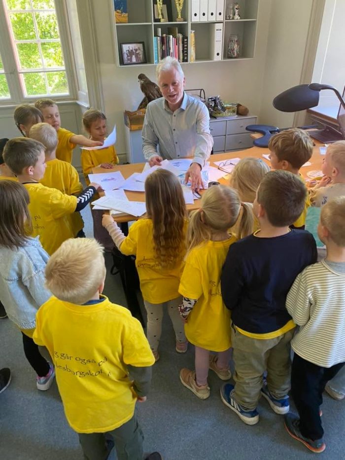 Skolelederen havde fornemt besøg på kontoret i dag🌼Snakken faldt blandt andet på musvåger, og nogen gættede John til at være 23 år gammel - John er vild med forårsbørnene 🤭