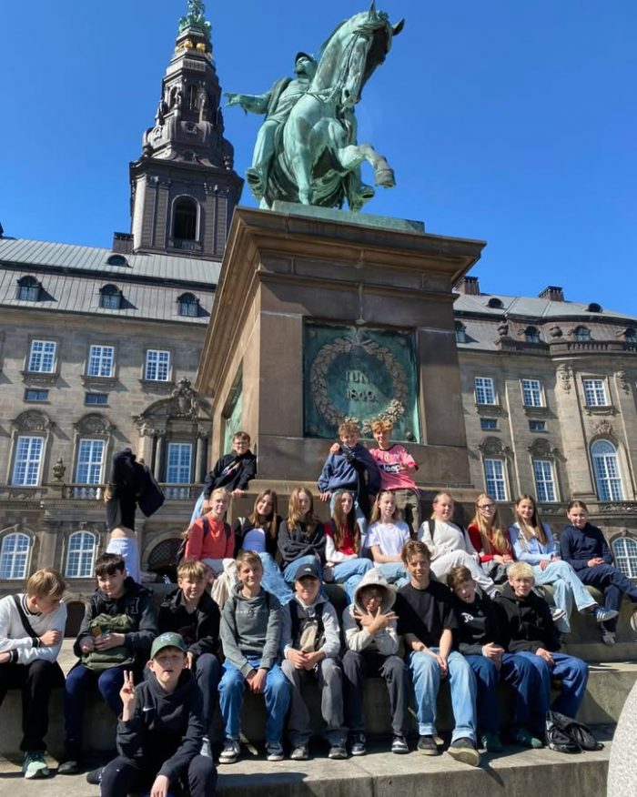 6. klasse siger hej til Christian 4. og Frederik 7. på deres københavnertur med Steven og Michael 😄